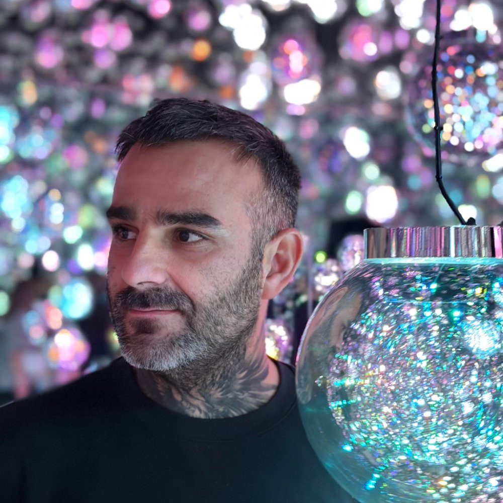 Portrait of Julien Jimenez, founder of LatePinger